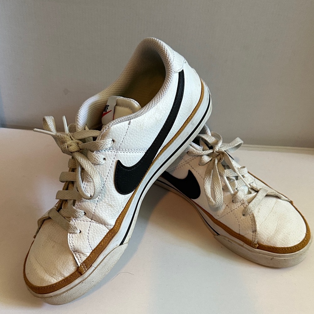 Nike White and Black Sneakers